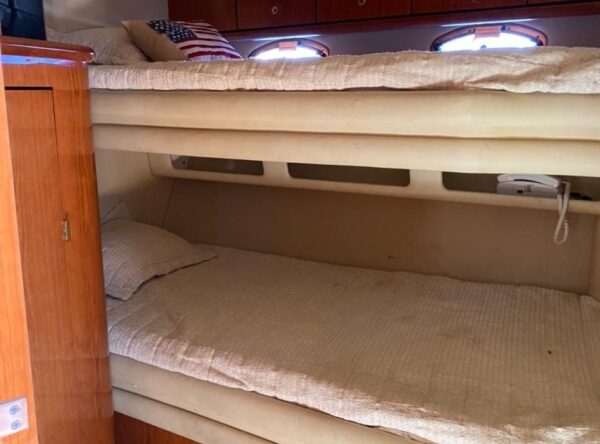 Sea Ray 55 Sundancer - Image 10