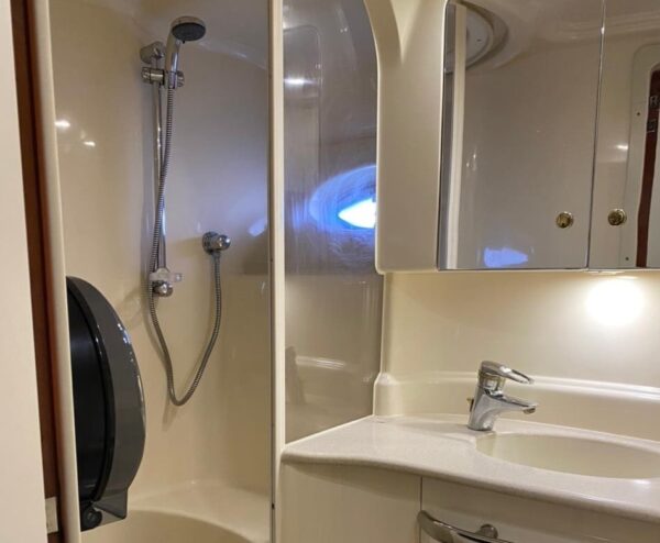 Sea Ray 55 Sundancer - Image 11
