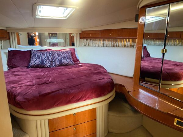 Sea Ray 55 Sundancer - Image 9